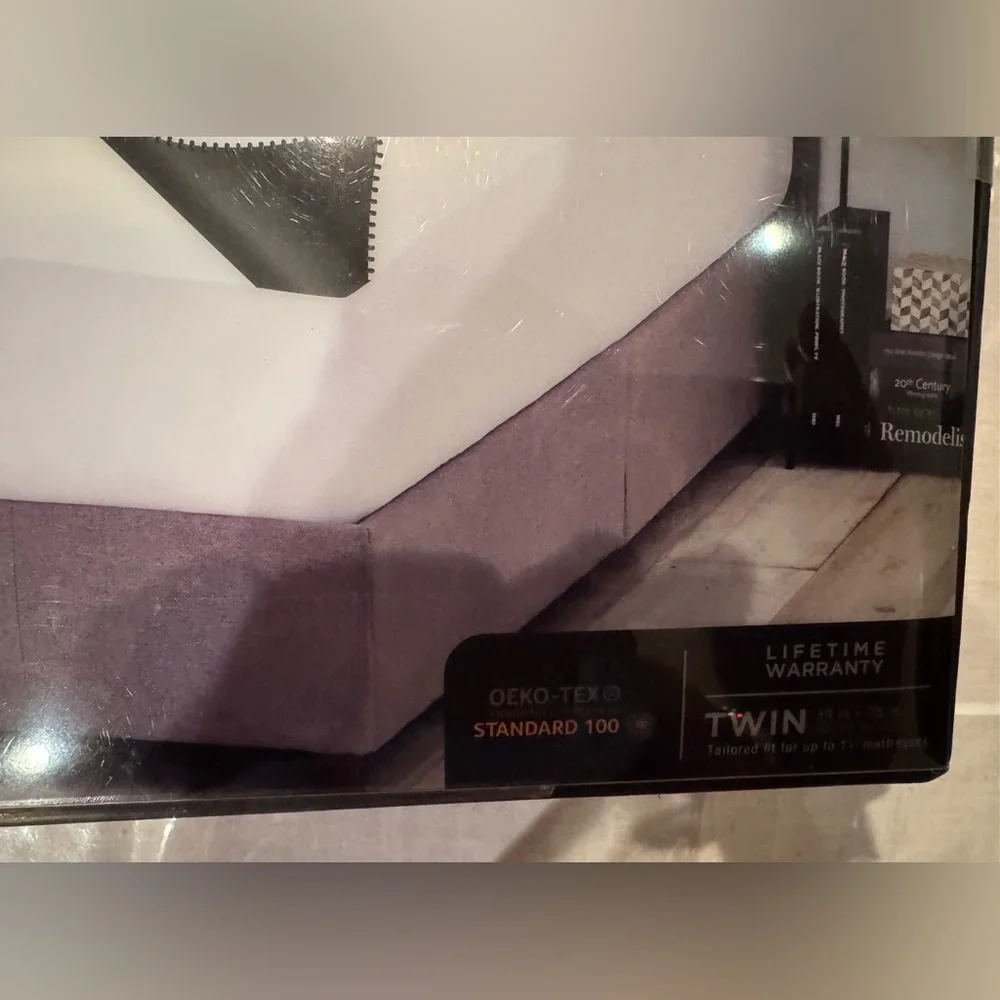 NWT SLEEPSAFE White Mattress Protector. Size: TWIN